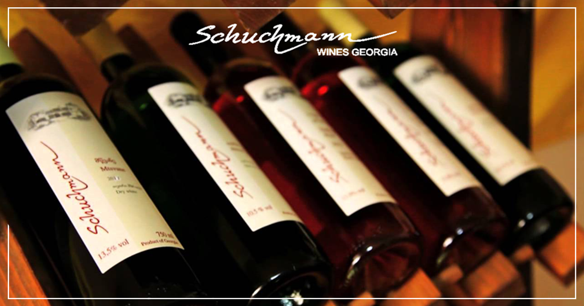 Reihe von Schuchmann-Weinflaschen aus Georgien in einem Weingestell, fokussiert und mit Tiefe.