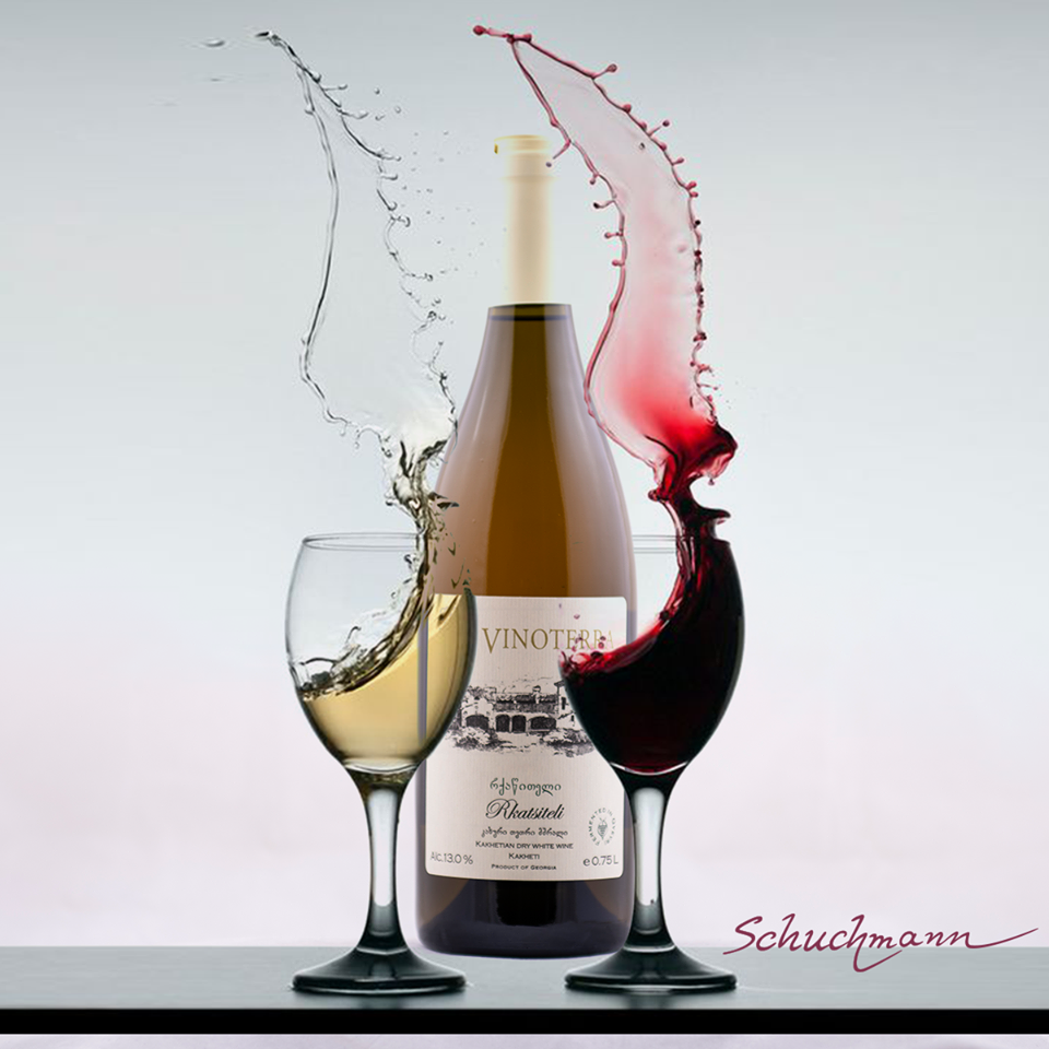 Vinoterrra Schuchmann Rotwein und Weißwein im Glas