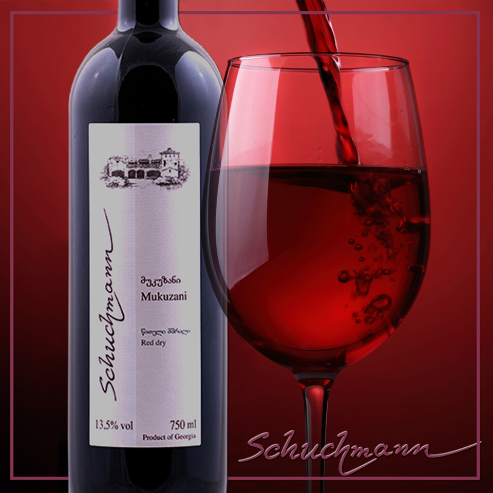 Schuchmann Mukuzani Rotwein wird in ein Glas gegossen, hervorgehoben vor rotem Hintergrund.