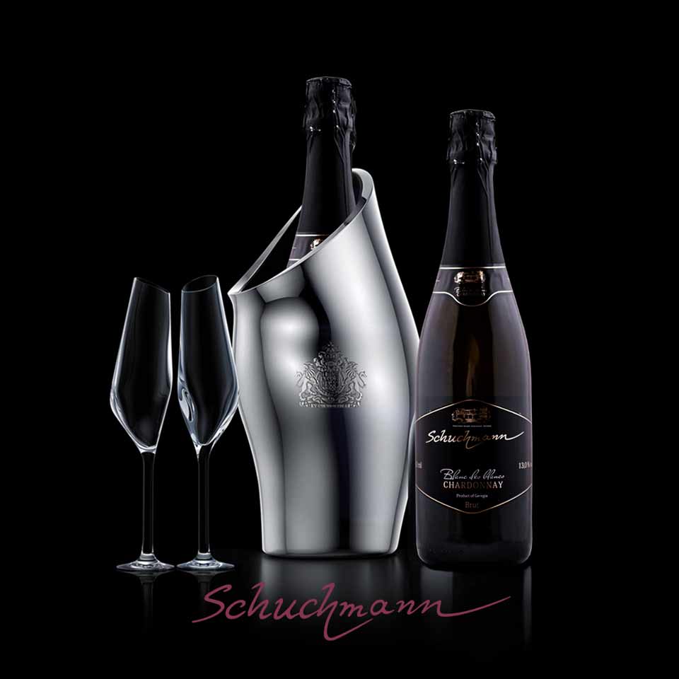 Schuchmann-Weinflaschen und Gläser auf schwarzem Hintergrund, mit einer hervorgehobenen Designerflasche