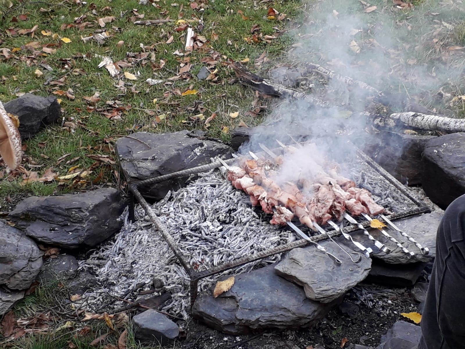 Georgisch grillen Fleischspieße über Feuer